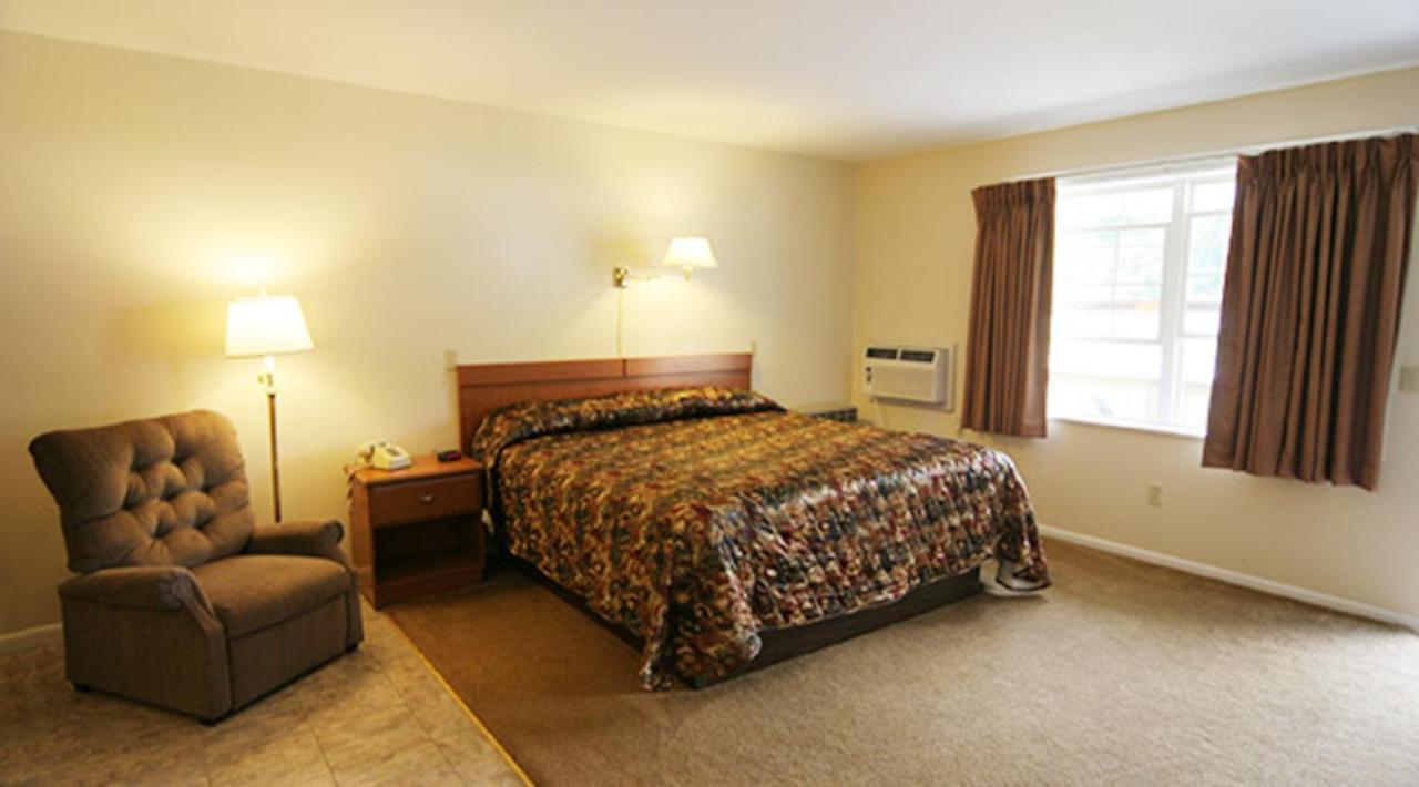 Maple Leaf Motel Schroon Lake Экстерьер фото